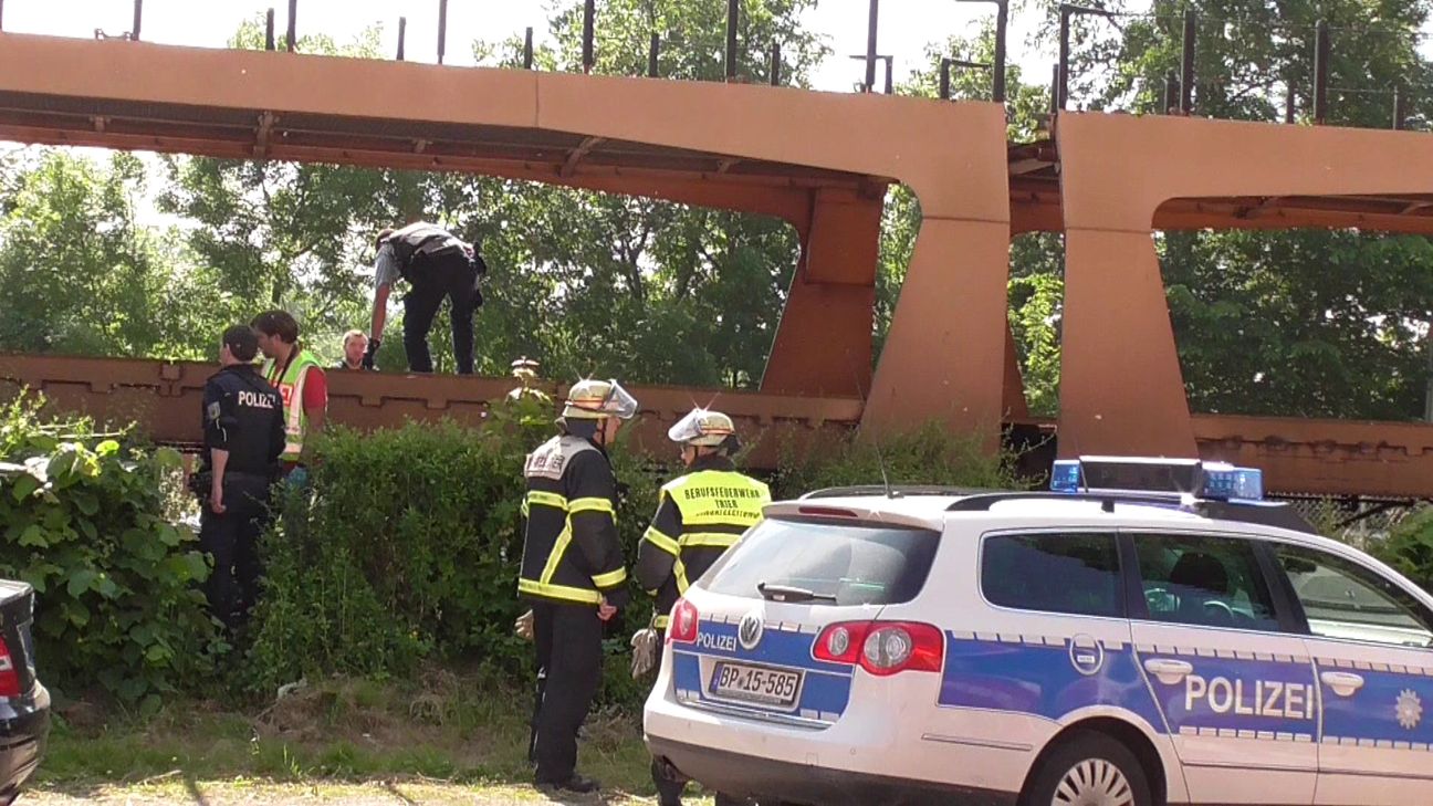 Zu einem schweren Bahnunfall ist es am heutigen Donnerstagmorgen in Höhe der Kölner Straße in Trier gekommen. Zwei Menschen sind dabei gestorben. Fotos: Agentur Siko