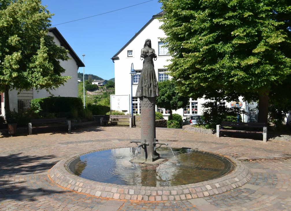 Mit dem "Brautrock"-Brunnen auf dem Lindenplatz haben die Bullayer ihrer Weinlage "Bulayer Brautrock" ein würdiges Denkmal gesetzt. Fotos: Christa Herges