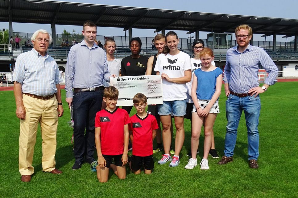 Corinna Swat (4.v.r.) wurde mit dem Ehrenamtsförderpreis der Sportjugend Rheinland ausgezeichnet. Foto: privat