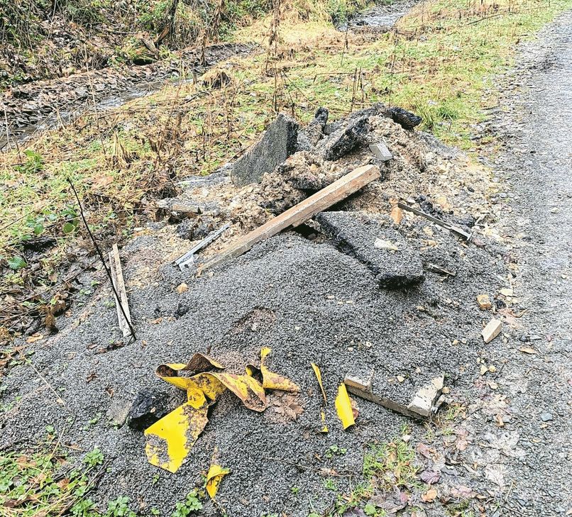 Illegale Bauschuttentsorgung am Holscheider Bach.