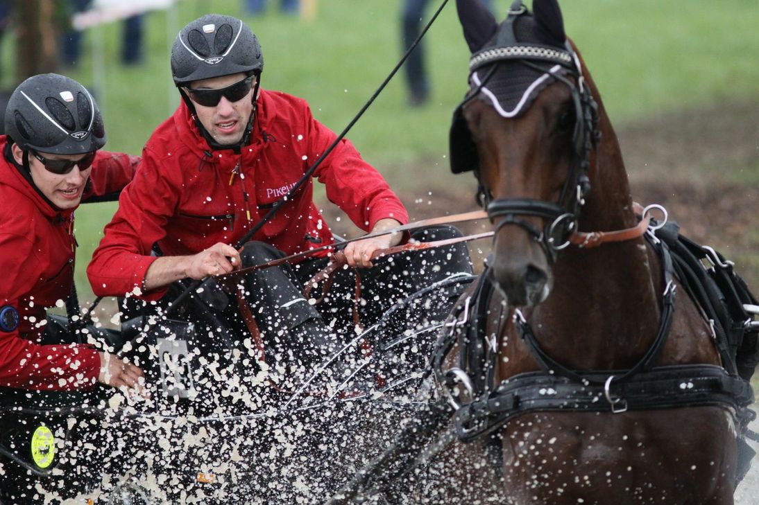 Dorit Santema am Wasserhindernis.