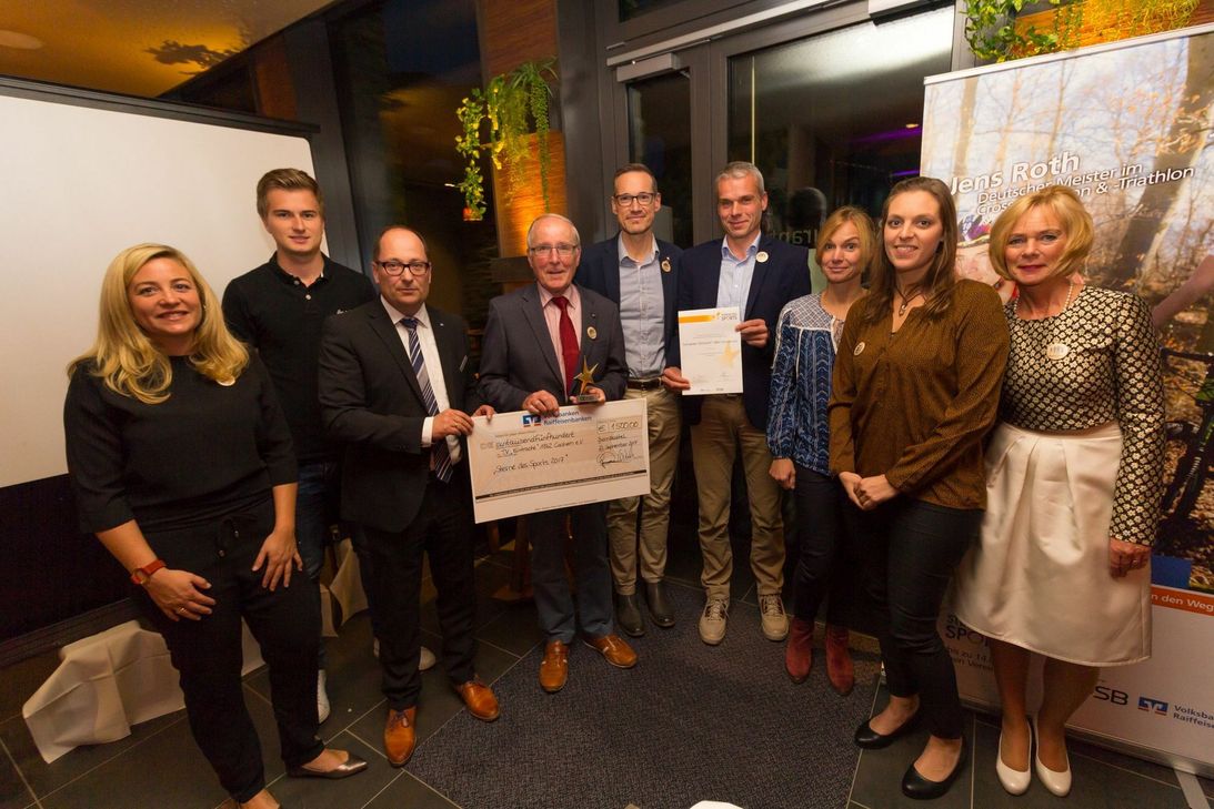 Die Aktiven des TV-Lauftreffs freuten sich über die Würdigung (von links): Nina Jobelius, Niclas Olbermann, Laudator Michael Hoeck (Vorstandssprecher Vereinigte Volksbank Raiffeisenbank), geschäftsführender Vorsitzender Wilfried Gerdes, die Lauftreffleiter Markus Dax, Peter Raueiser, Dr. Stefanie Lehrmann sowie Karolin Meyer und Jutta Nockelmann.