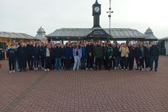 Die Schülerinnen und Schüler am Palace Pier in Brighton.