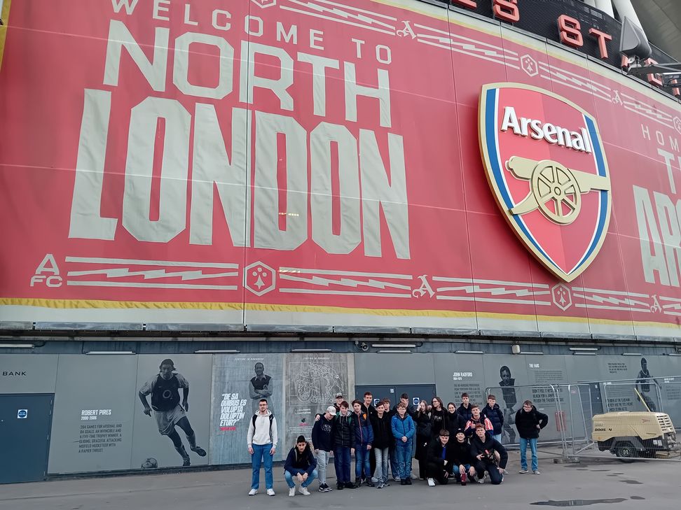 Vor dem Arsenal-Stadion in London.