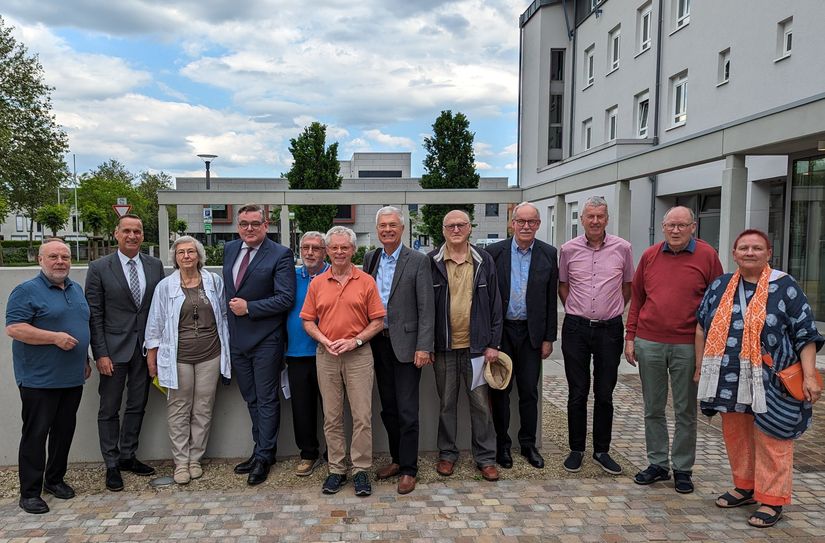 Das neue und das bisherige Kuratorium der Autobahn- und Radwegekirche St.Paul mit Vorstandsmitgliedern des Fördervereins.