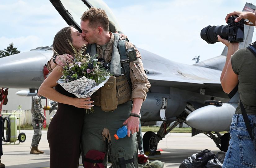 Wiedersehen voller Emotionen: Eine Angehörige empfängt einen Airman der 480th Fighter Squadron bei seiner Rückkehr auf die Air Base Spangdahlem.