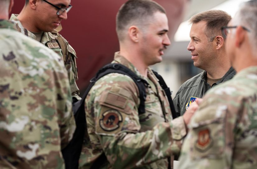 Kameradschaft und Erleichterung: Nach ihrer Rückkehr aus dem USCENTCOM-Einsatz begrüßen sich Airmen und Vorgesetzte auf dem Flugfeld der Spangdahlem Air Base.