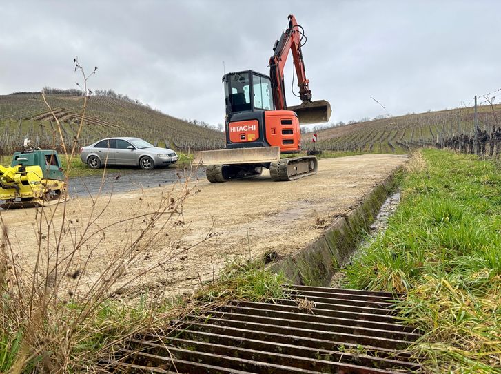 An diesem Einlassbauwerk im Konzer Tälchen wurde der unter anderem der Winkel des Wirtschaftsweges optimiert, damit das Regenwasser besser in die Entwässerungsrinne fließen kann.