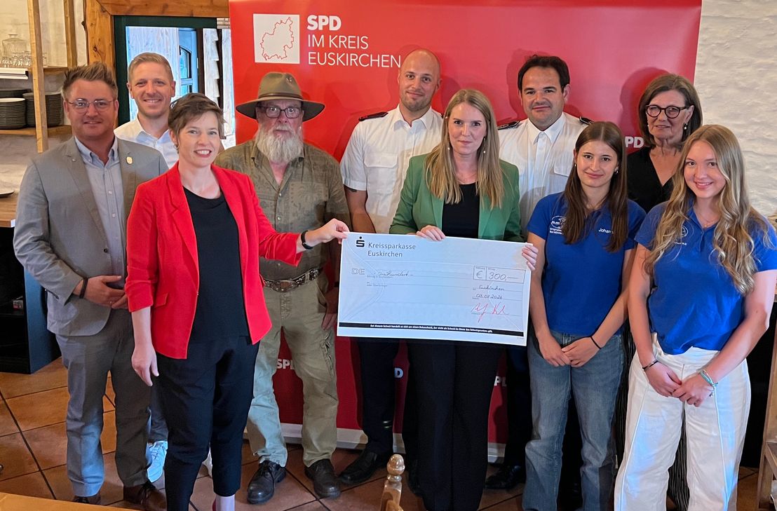 Den Ehrenamtspreis des SPD-Kreisverbands Euskirchen durften Karl-Heinz Domalewski (3.v.li.), sowie Vertreterinnen der DLRG-Jugend Bad Münstereifel und Vertreter der Kinderfeuerwehr Blankenheim entgegen nehmen.