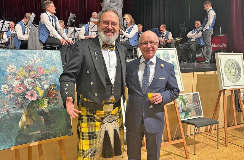 Moderator Dr. med. Gunnar Riepe (links) und Bürgermeister Jörg Haseneier hatten sichtlich Spaß beim Benefizball für das Krankenhaus.
