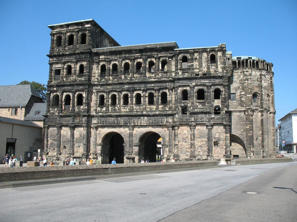 Viel Straße, wenig grün: So sieht es aktuell an der Porta Nigra aus.
