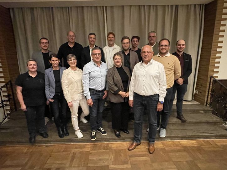 Vorstand und Besitzer (v. l.): Karin Welsch, Björn Krämer, Christian Wolff, Marion Beyl, Dr. Wolfgang Schlags, Marco Pung, Jürgen Nett, Guido Braun, Linda Greger, Christian Thielen, Julian Engels, Jürgen Miesel, Martin Konrad, David Hilger und Andreas Persie.  Es fehlen: Susi Faßbender und Markus Schmitt.