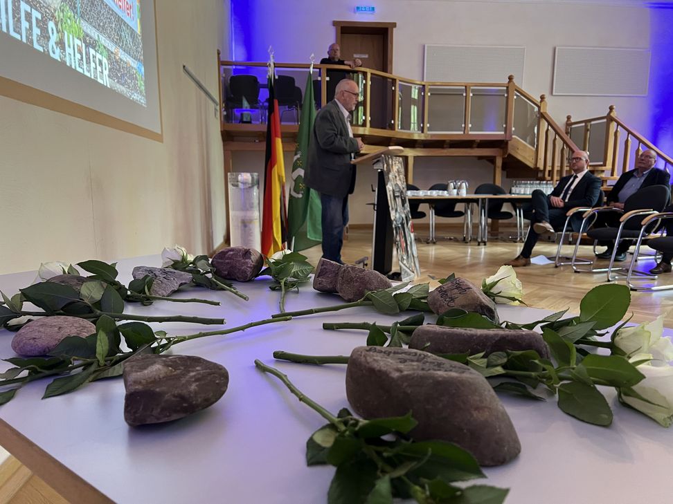 Neun Gedenkherzen aus Stein, neun weiße Rosen für die neun Menschen, die im Schleidener Stadtgebiet bei der Flutkatastrophe ihr Leben verloren haben.