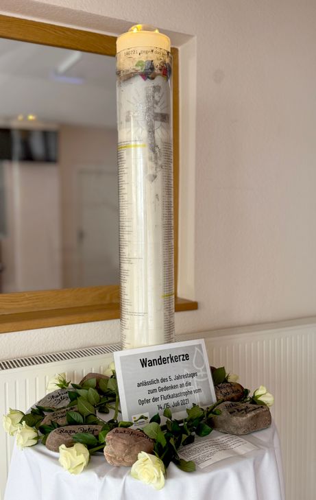 Aufgestellt ist die Kerze im Eingangsbereich des Rathauses.