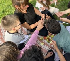 Grundschulkinder entdecken die Streuobstwiesen im Prümer Land als Lern- und Forschungsort. Beim Projekt verbinden sie Naturbeobachtung, Experimente und MINT-Themen miteinander.