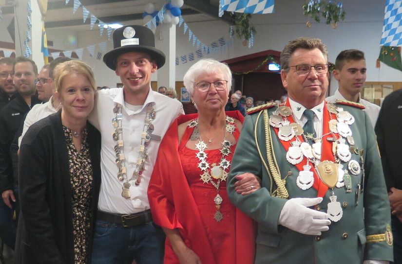 Die amtierenden Majestäten freuen sich auf die Höfener Kirmes (v.r.): Schützenkaiser Franz-Josef Heck mit Ehefrau Gertrud sowie Hahnenkönig Kevin Scheffen mit seiner Partnerin.