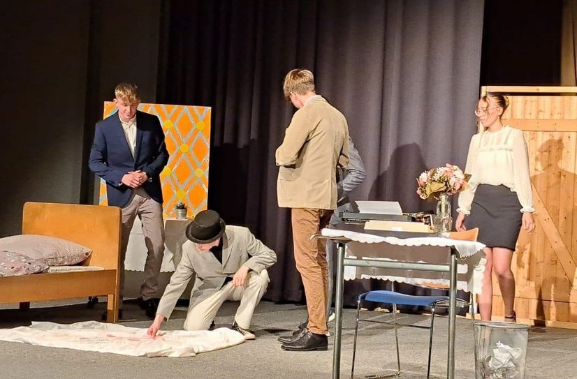 Mit ihrer Kriminalkomödie begeisterte der Literaturkurs am St. Michael-Gymnasium Monschau das Publikum. Foto: Anas El Mouzayen