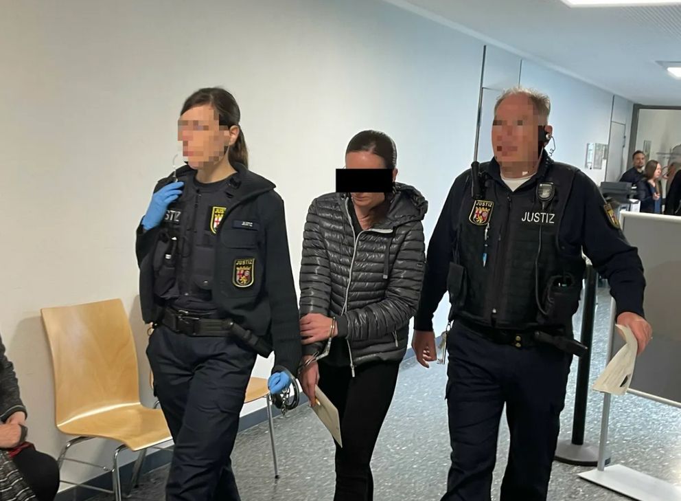 Julia L. war die Lebensgefährtin des ermordeten Arztes. Sie erhielt wegen unterlassener Hilfeleistung eine Strafe von zwei Jahren und vier Monaten. Jetzt hat der BGH offenbar entschieden das der Prozess neue durchgeführt werden muss.