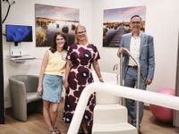 Badewanne, beruhigende Bildmotive und helle Farbtöne: Hebamme Linda Göser, Chefärztin Tatjana Klug und kkhm-Geschäftsführer Martin Milde präsentieren stolz den neuen Kreißsaal.