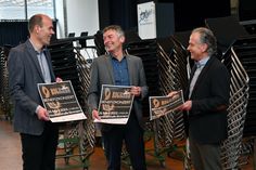 Landrat Volker Boch (links) und die Bürgermeister Michael Boos (VG Simmern-Rheinböllen, Mitte) und Dr. Andreas Nikolay (Stadt Simmern) laden gemeinsam mit der Bigband zum Benefizkonzert ein.