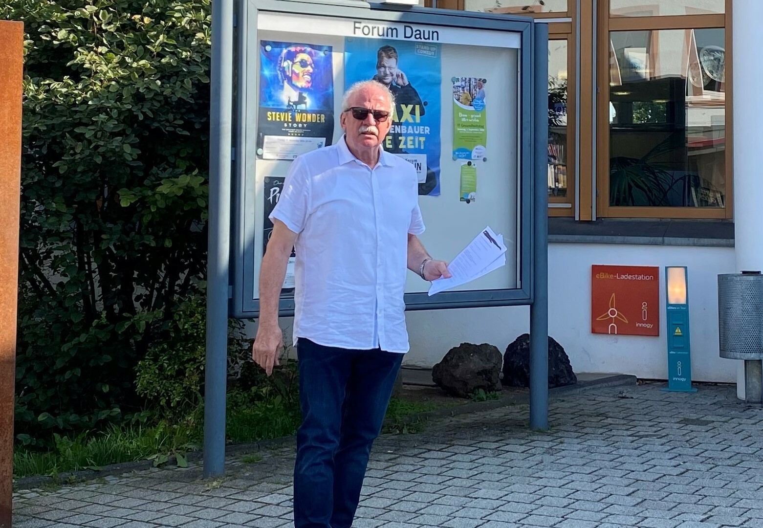 »Das sind alles Mails, die wir zu der AfD-Veranstaltung bekommen haben«, sagt Friedhelm Marder, Stadtbürgermeister in Daun, vor dem Forum.