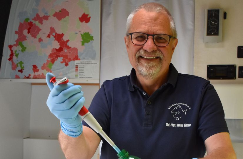 Harald Guelzow untersucht eine Brunnenwasserprobe.