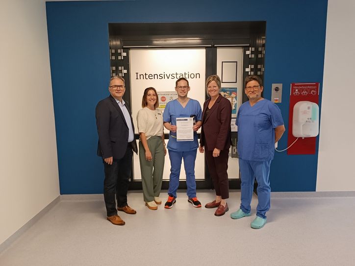 Oliver Zimmer, Geschäftsführung des Krankenhauses, Dr. Nora Meyer, kommunale Gesundheitsmanagerin, Philipp Dumont, Assistenzarzt, Landrätin Julia Gieseking und Dante Guckes, Chefarzt Anästhesie und Intensivmedizin (v. li.),  freuen sich über den Erfolg.