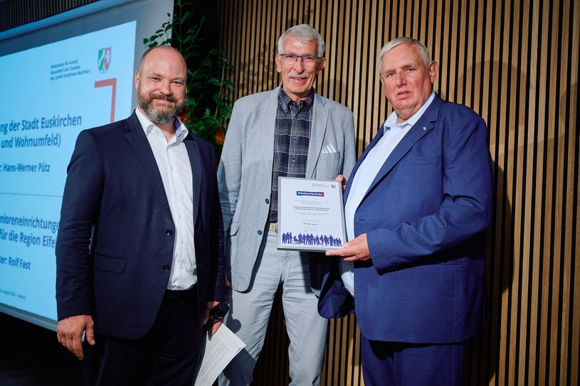 Stephan Glauch erhält die Urkunde aus den Händen von NRW-Minister Karl-Josef Laumann (re.) und Dr. Michael Ziemons (li.), Dezernent für Soziales. Gesundheit und Digitalisierung der StädteRegion Aachen .