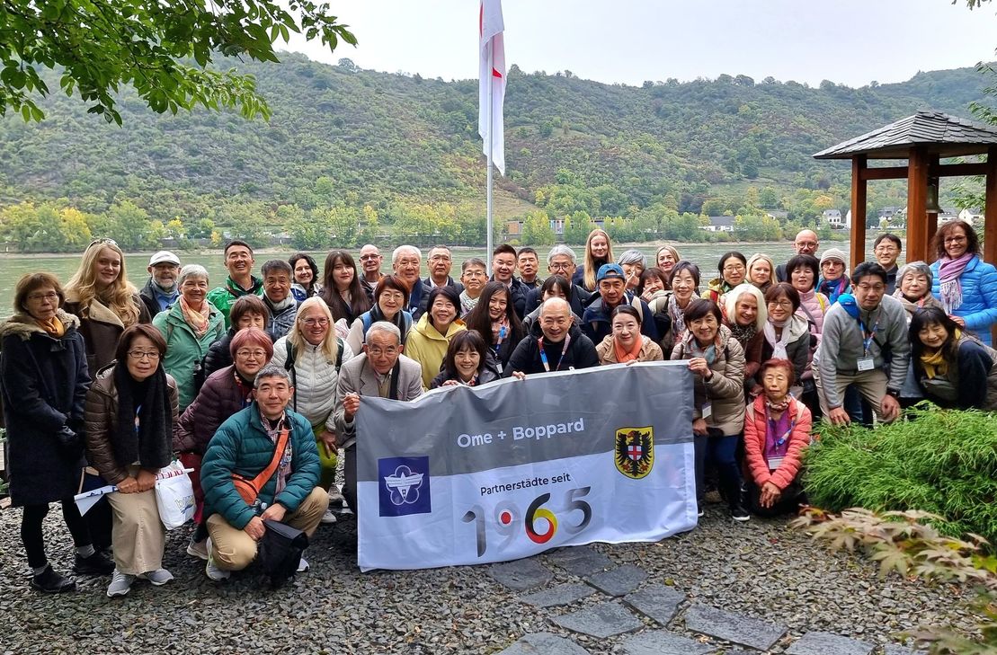 Die Jubiläumsdelegation im Ome-Partnerschaftsgarten.