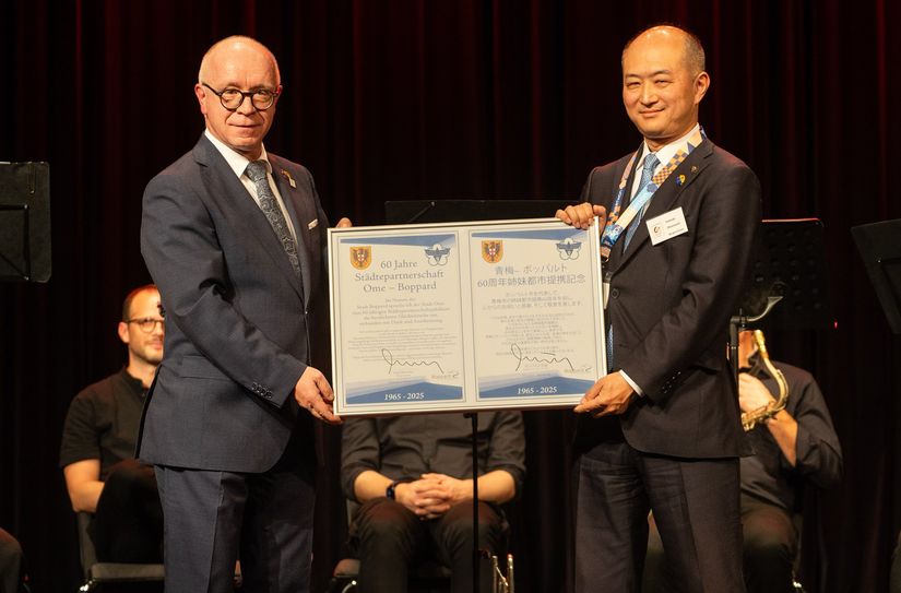 Boppards Bürgermeister Haseneier überreicht eine Urkunde anlässlich des 60-järigen Städtepartnerschaftsjubiläums an Omes Bürgermeister Toshiaki Ohsemachi.