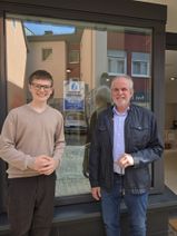 Jungunternehmer Dominik Schrader mit Stadtbürgermeister Friedhelm Marder.
