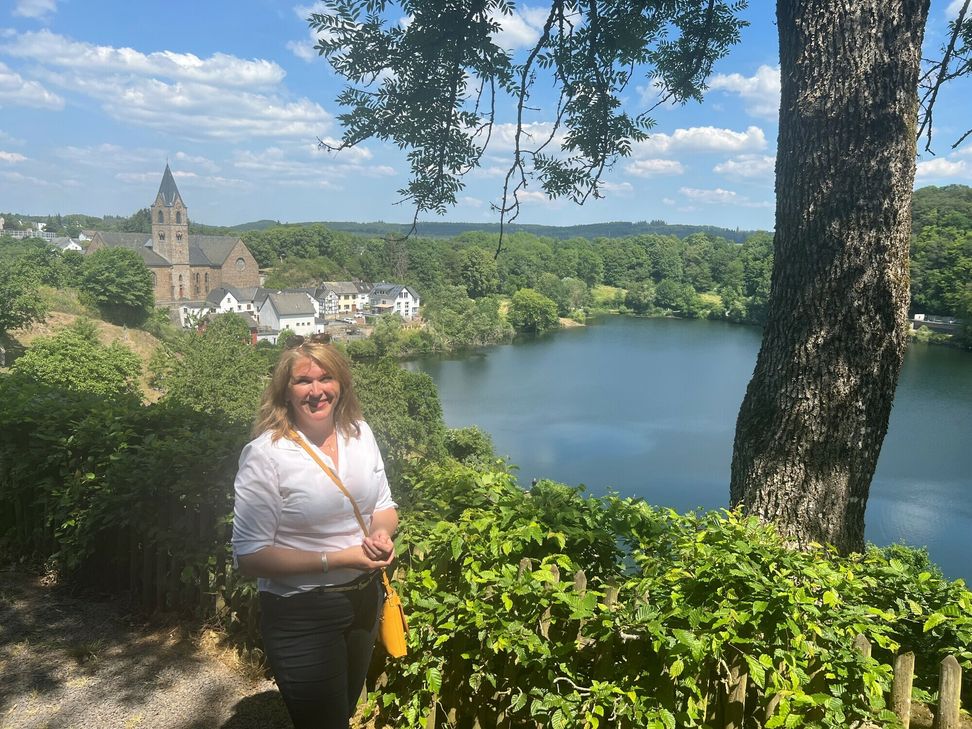 Ob am Maar oder auf der Burg: Ulmen bietet viele Orte, an denen Sandra Regniers Gedanken zur Ruhe kommen – und ihre Phantasie abhebt.