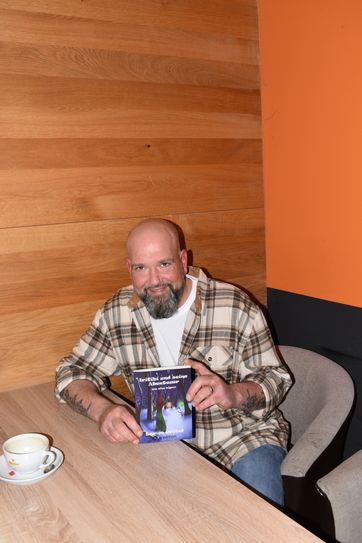 Enrico Gröbel hat sein erstes Buch veröffentlich. Es handelt von einem kleinen Jungen aus einer fernen Galaxis.