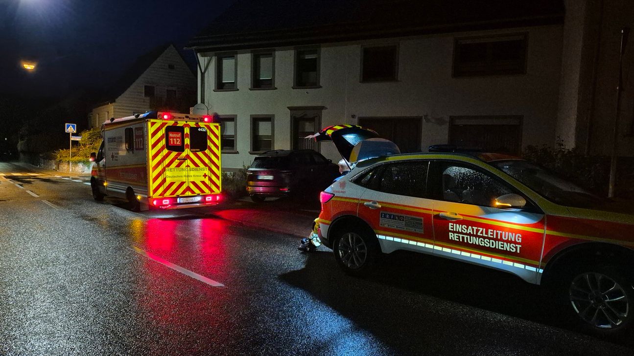 Polizeikräfte, darunter auch Spezialeinheiten, zu einem größeren Einsatz aus.