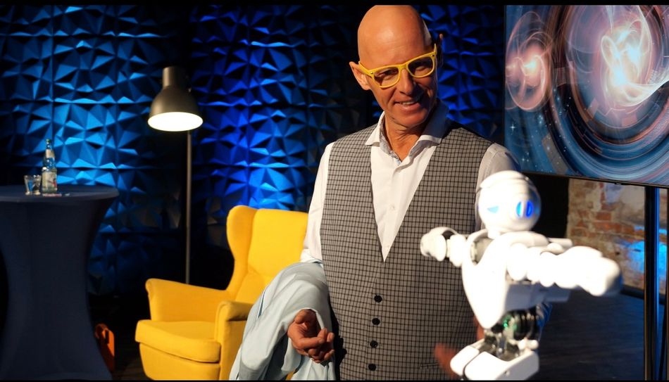 Am Samstag, 4. Oktober, kehrt Frank Astor mit seiner neuen Bühnenshow „Das menschliche Programm“ zurück in seine Heimatstadt Hermeskeil.