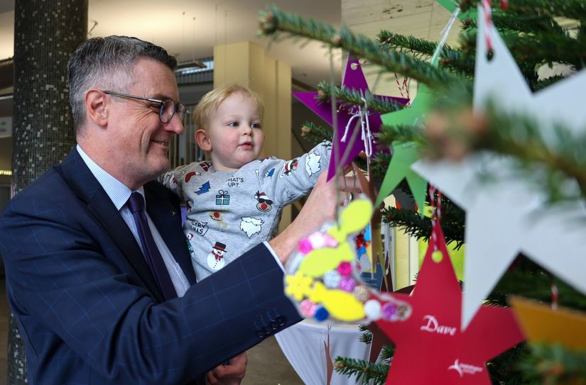 Städteregionsrat Dr. Tim Grüttemeier hat den Wunschbaum gemeinsam mit den Kindern der städteregionalen Betriebskita geschmückt.