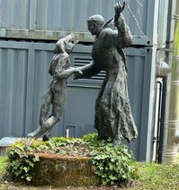 Der Heilige Franz von Assisi zähmte einst einen Wolf und brachte ihn mit den Menschen zusammen. Pater Laurentius hat das in dieser Skulptur am Vossenacker Franziskusweg dargestellt. Mit dem Franziskus-Sonntag soll ein Ort der Begegnung, Spiritualität und Gemeinschaft erhalten und zugleich ein neuer Weg für die Zukunft eröffnet werden.