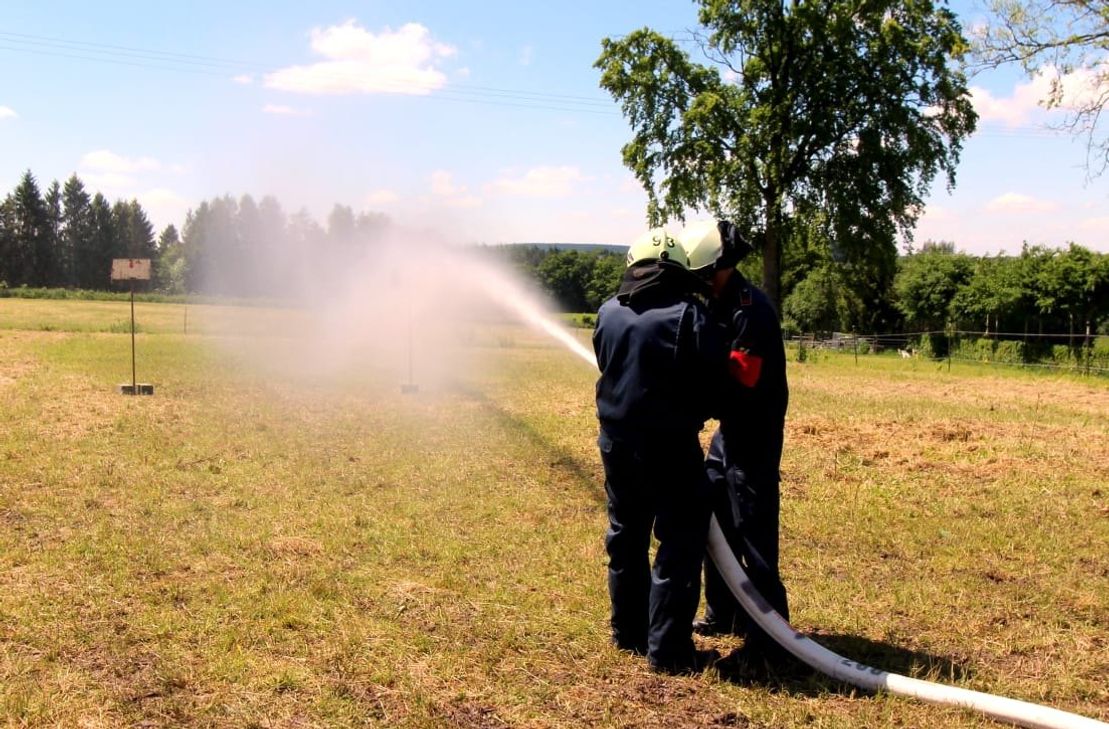 Ob beim Löschen, dem Zusammenbauen von Schläuchen oder dem Knoten: Die Feuerwehrleute haben beim Leistungsnachweis in Höfen ihr Können unter Beweis gestellt.