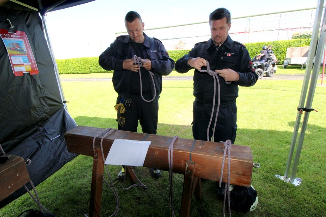 Ob beim Löschen, dem Zusammenbauen von Schläuchen oder dem Knoten: Die Feuerwehrleute haben beim Leistungsnachweis in Höfen ihr Können unter Beweis gestellt.