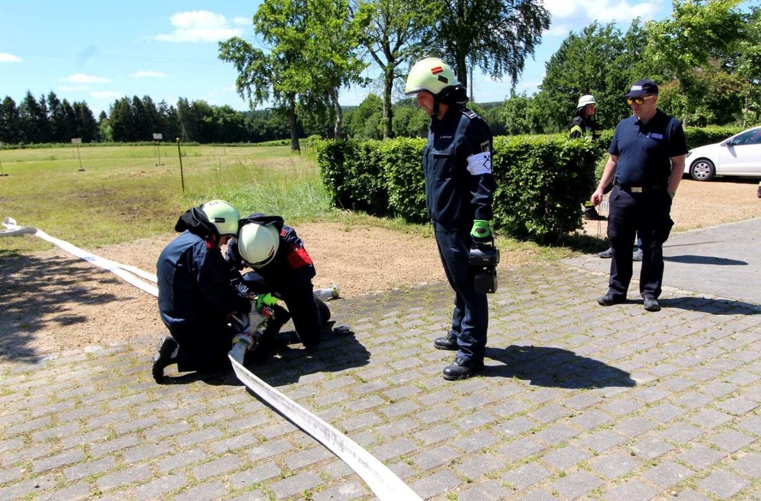 Ob beim Löschen, dem Zusammenbauen von Schläuchen oder dem Knoten: Die Feuerwehrleute haben beim Leistungsnachweis in Höfen ihr Können unter Beweis gestellt.