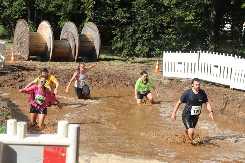 Unter anderem kämpfen sich die Teilnehmenden beim »Max Buddels Fun-Lauf« durch Schlamm. 
Foto: Tim Nolden/Stadt Euskirchen