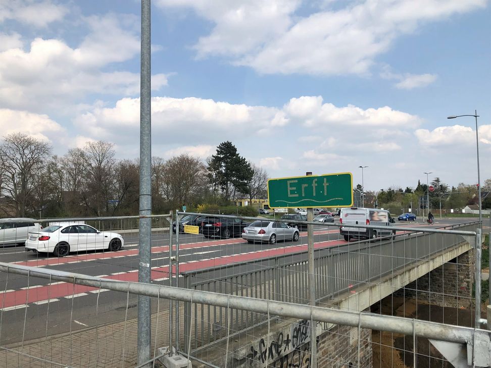 Die Erftbrücke an der Kölner Straße / B 56 wird in mehreren Abschnitten erneuert.