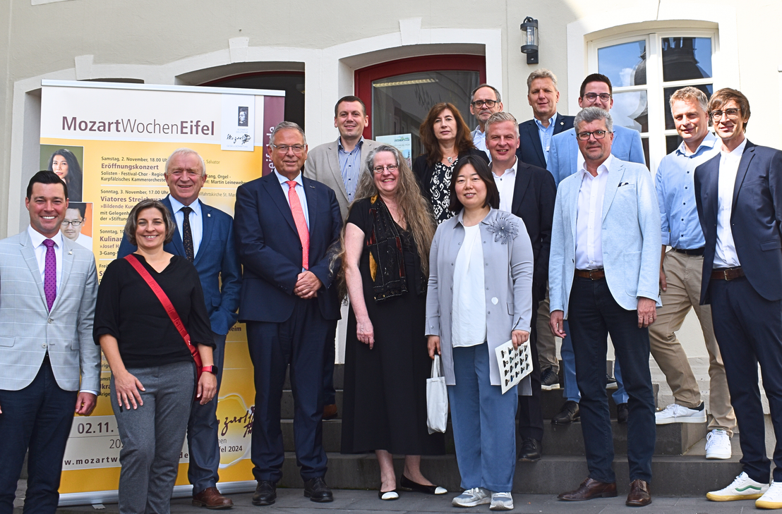 Bei der Vorstellung des Programms war den Anwesenden aus Politik, Verwaltung und Musik die Vorfreude auf die diesjährigen MozartWochen in der Eifel anzusehen.