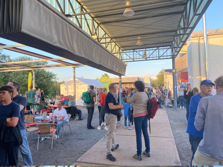 Viele Besucher der BatNight warten gespannt auf den Beginn der geführten Wanderung.