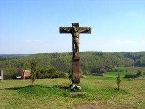 Kruzifix auf dem Gipfel des Kalvarienbergs. 	Foto: NaturAktivErleben