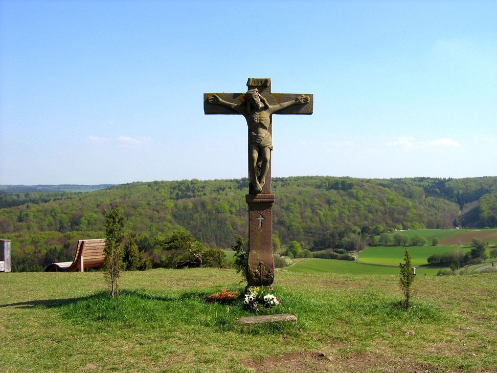 Kruzifix auf dem Gipfel des Kalvarienbergs. 	Foto: NaturAktivErleben