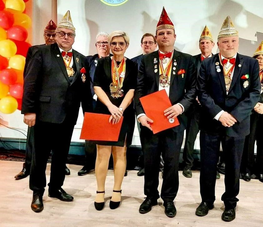 Sandra Faldey und Tobias Reinhard wurden von Uli Krugmann (links, Vizepräsident des LVRML) und Sebastian Schmitz (rechts, Schatzmeister des LVRML) mit dem Verdienstorden des Landesverbandes Rhein-Mosel-Lahn im Bund Deutscher Karneval ausgezeichnet.