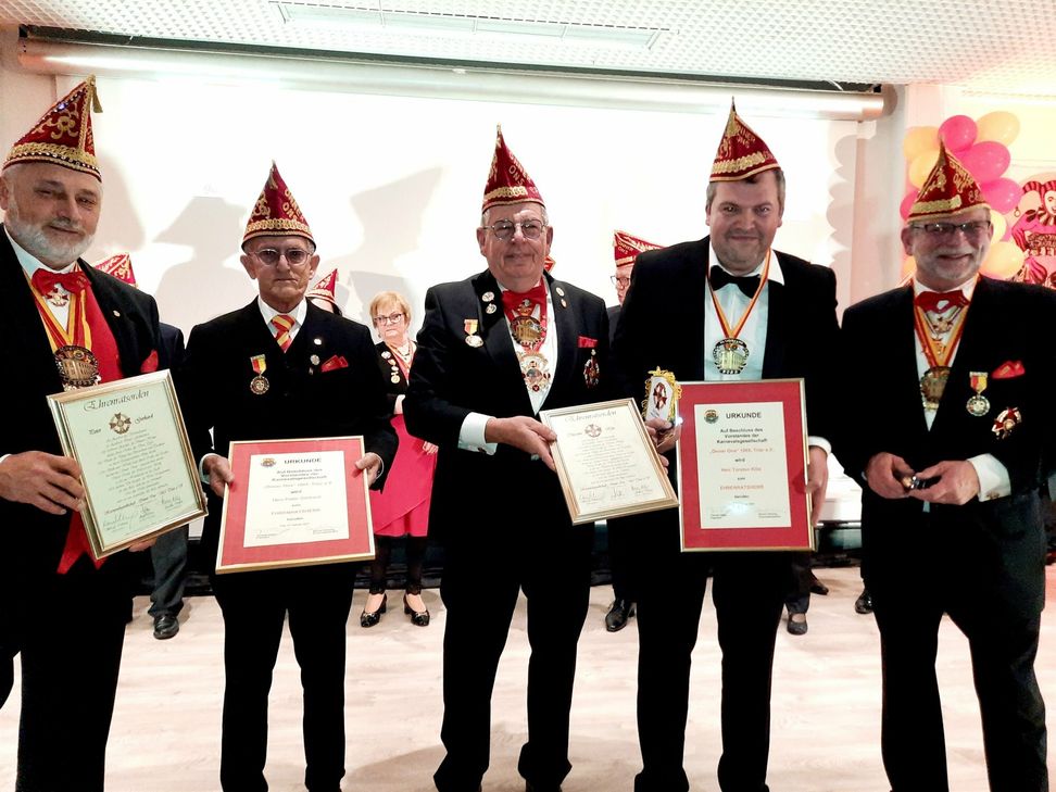 Neu in den Ehrenrat der KG Onner Ons wurden Peter Gerhard (2.v. links) und Thorsten Kläs (2. v. rechts)  von Ehrenratspräsident Werner Dellwing  (Bildmitte) sowie den Vizerpräsidenten Adolf Hess jr (l.) und Andreas Dalpke (r.) aufgenommen.