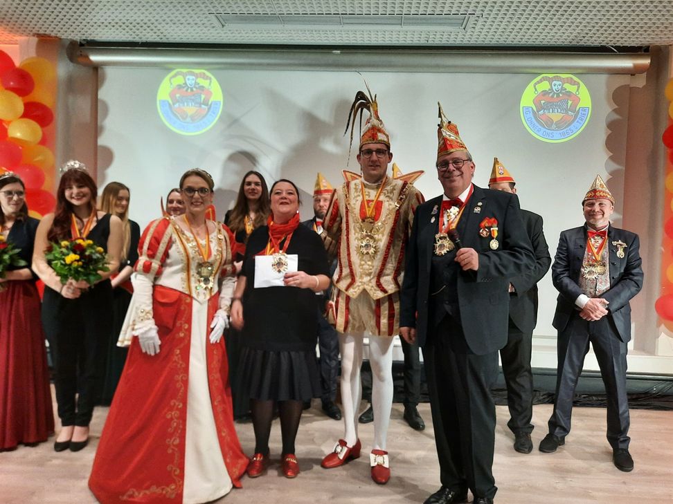 Die traditionelle Saalspende für einen sozialen Zweck brachte an diesem Abend die stolze Summe von 2.200 Euro ein. Sitzungspräsident Joachim Wagner (rechts) und das Trierer Stadtprinzenpaar Michael II. und Bianca I. überreichten Nestwärme Chefin Petra Moske (Mitte) die Summe auf dem Ordensfest der KG Onner Ons.