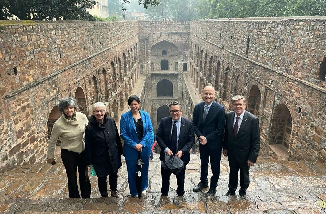 Von links: Dolmetscherin Anya Malhotra, Maria Klein-Schmeink MdB, Carina Konrad MdB, Dr. Thorsten Rudolph MdB, Ralph Brinkhaus MdB und Gerold Otten MdB.